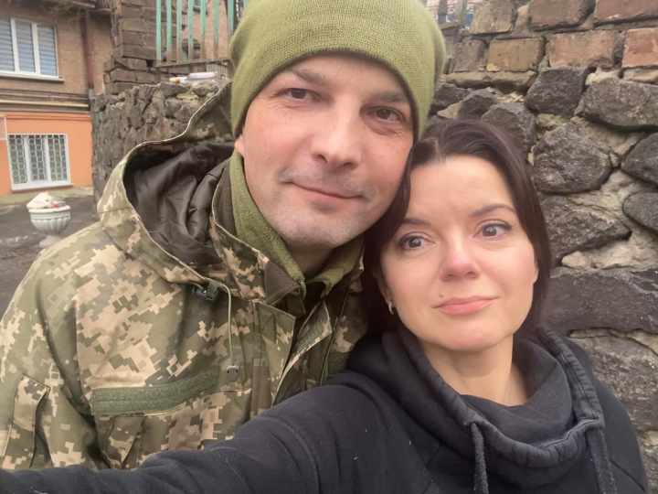 Cum isi intampina tatal copiii unei prezentatoare TV din Ucraina. Barbatul a participat la eliberarea orasului Irpin Cum isi intampina tatal copiii unei prezentatoare TV din Ucraina. Barbatul a participat la eliberarea orasului Irpin