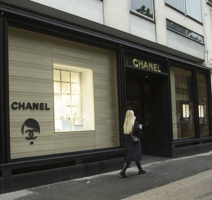 Rusoaicele nu se dau batute! Dupa ce si-au taiat gentile Chanel in semn de protest, acestea au vandalizat casele de moda de la Paris cu portretul lui Hilter. Vezi mesajul transmis prin intermediul acestei actiuni: „Suntem mandre” - FOTO Rusoaicele nu se dau batute! Dupa ce si-au taiat gentile Chanel in semn de protest, acestea au vandalizat casele de moda de la Paris cu portretul lui Hilter. Vezi mesajul transmis prin intermediul acestei actiuni: „Suntem mandre” - FOTO