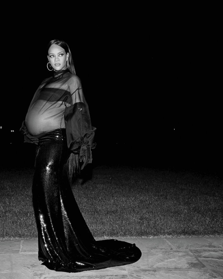 Rihanna a publicat o imagine din copilarie. Artista spune ca sarcina a ajutat-o sa-si dea seama cat de mult isi iubeste mama - FOTO
Rihanna a publicat o imagine din copilarie. Artista spune ca sarcina a ajutat-o sa-si dea seama cat de mult isi iubeste mama - FOTO
