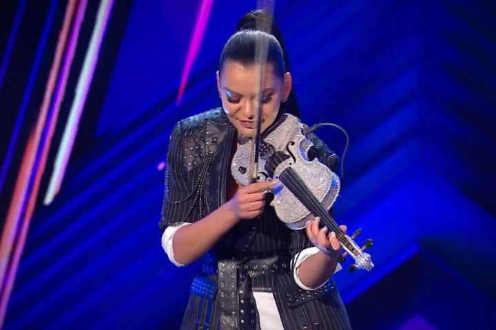 Raluca Raducanu, o aparitie sexy si un talent incontestabil! Mihai Bobonete: „Data viitoare poate vii in trening ca sa aud si eu melodia!” - VIDEO Raluca Raducanu, o aparitie sexy si un talent incontestabil! Mihai Bobonete: „Data viitoare poate vii in trening ca sa aud si eu melodia!” - VIDEO