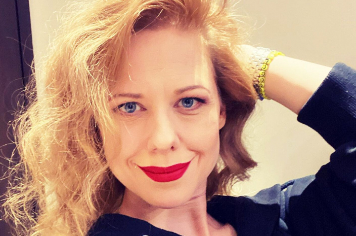 Ce i-a explicat interpreta Yuta fiicei sale de 11 ani despre plecarea persoanelor publice din Rusia: „Ai nevoie de un iPhone nou la fiecare sase luni? Nu. Ai nevoie de haine noi in fiecare luna? Nu, atunci....”  - FOTO