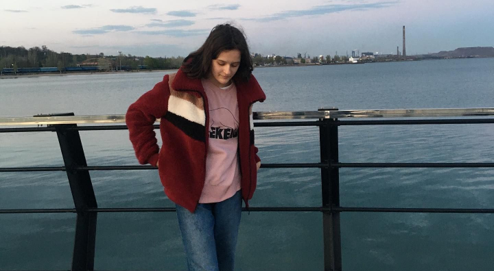 O adolescenta din Mariupol a trecut de la vloguri cu prietenii la filmarea distrugerilor din oras: „S-ar putea face filme horror aici” - VIDEO O adolescenta din Mariupol a trecut de la vloguri cu prietenii la filmarea distrugerilor din oras: „S-ar putea face filme horror aici” - VIDEO