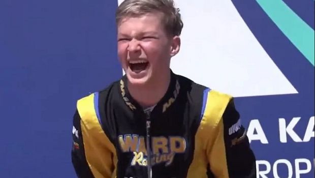Gestul revoltator facut de un pilot rus, dupa ce a ajuns pe podiumul de la Campionatul European de Karting! Fanii cer interzicerea lui pe viata - VIDEO Gestul revoltator facut de un pilot rus, dupa ce a ajuns pe podiumul de la Campionatul European de Karting! Fanii cer interzicerea lui pe viata - VIDEO