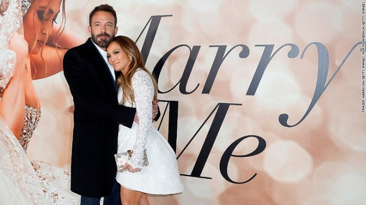JLo a povestit cu lux de amanunte cum a fost ceruta in casatorie si si-a aratat inelul de 3 milioane de dolari: „Eram goala, in locul meu preferat.” - FOTO
JLo a povestit cu lux de amanunte cum a fost ceruta in casatorie si si-a aratat inelul de 3 milioane de dolari: „Eram goala, in locul meu preferat.” - FOTO