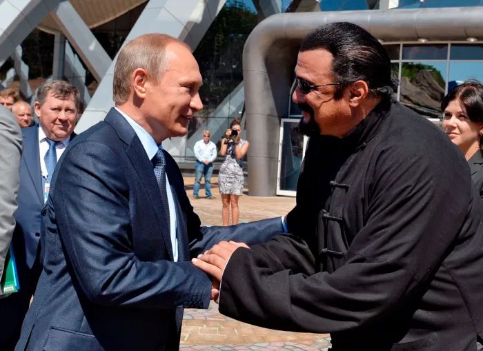 Steven Seagal, alaturi de Putin: „Este unul dintre cei mai tari lideri ai lumii”. Ce il motiveaza pe acesta sa ii ramana alaturi presedintelui rus - FOTO
