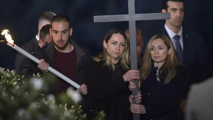 O ucraineanca si o rusoaica au purtat crucea in procesiunea condusa de Papa Francisc O ucraineanca si o rusoaica au purtat crucea in procesiunea condusa de Papa Francisc