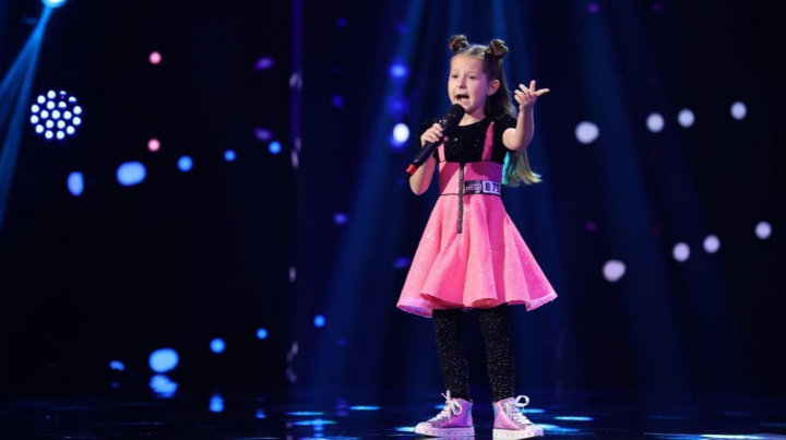 “E mortala! O sa fii o mare vedeta!”. La 8 ani, Adelina Nedelcu a fost aplaudata in picioare de jurati de la Romanii au Talent - VIDEO “E mortala! O sa fii o mare vedeta!”. La 8 ani, Adelina Nedelcu a fost aplaudata in picioare de jurati de la Romanii au Talent - VIDEO