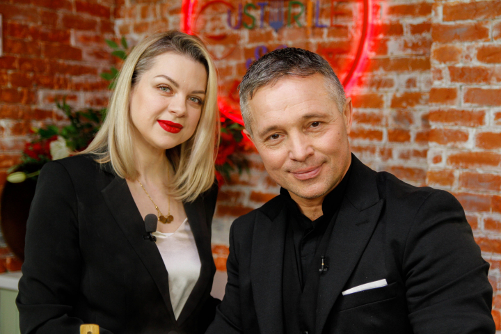 Chiar daca au acasa opt copii, Teodor si Marina Carnat gasesc suficient timp si pentru iubire, dar si pentru gatit: „Sunt un barbat foarte norocos ca am pus mana pe o astfel de sotie” - VIDEO Chiar daca au acasa opt copii, Teodor si Marina Carnat gasesc suficient timp si pentru iubire, dar si pentru gatit: „Sunt un barbat foarte norocos ca am pus mana pe o astfel de sotie” - VIDEO