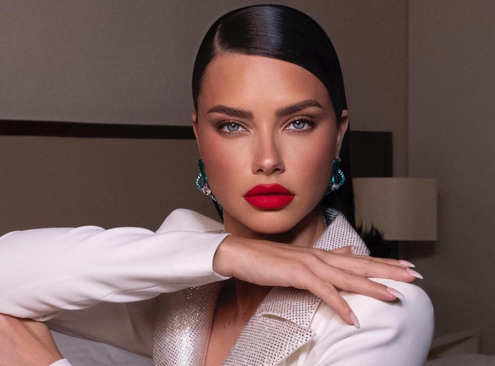 Adriana Lima este insarcinata pentru a treia oara si a dezvaluit sexul bebelusului - VIDEO Adriana Lima este insarcinata pentru a treia oara si a dezvaluit sexul bebelusului - VIDEO