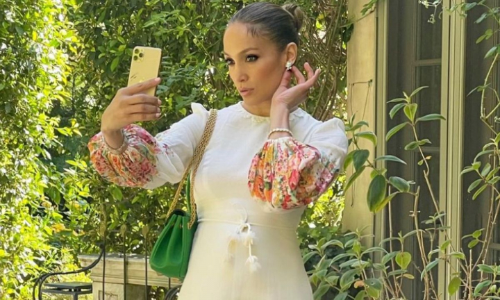 Cum s-a imbracat Jennifer Lopez in ziua de Paste. Si-a uimit fanii cu tinuta aleasa - FOTO
Cum s-a imbracat Jennifer Lopez in ziua de Paste. Si-a uimit fanii cu tinuta aleasa - FOTO