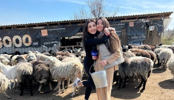 Au mers la pascut oile si le-au muls! Reporterul de la PRO TV, Iulia Deliu impreuna cu interpreta de muzica populara, Laurentia Coptilet - provocate sa incerce meseria de pastor. Vezi cum s-au distrat cele doua - VIDEO