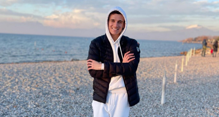 Sarbatoare de zile mari! Cei 22 de ani, Gabriel Nebunu i-a intalnit alaturi de cei mai dragi oameni, iar gazda evenimentului a fost - troleibuzul. Vezi cum a fost petrecerea interpretului: „Acus o sa cheme cineva politia, ca facem galagie” - VIDEO