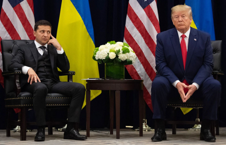 Un video ce surprinde reactia lui Volodimir Zelenski la sugestia lui Donald Trump de a se intelege cu Putin, din nou viral - VIDEO
Un video ce surprinde reactia lui Volodimir Zelenski la sugestia lui Donald Trump de a se intelege cu Putin, din nou viral - VIDEO
