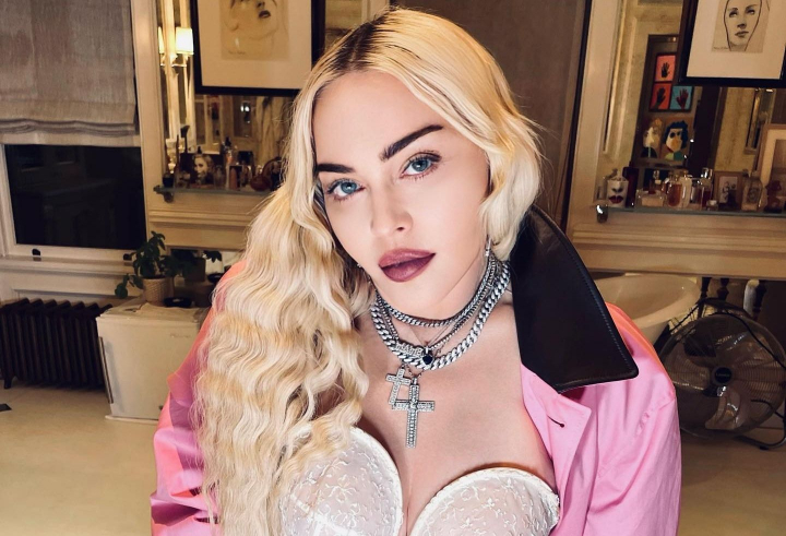 Madonna, surprinsa la o cina romantica cu un barbat misterios. Celebra artista a purtat o tinuta inedita in timpul intalnirii Madonna, surprinsa la o cina romantica cu un barbat misterios. Celebra artista a purtat o tinuta inedita in timpul intalnirii