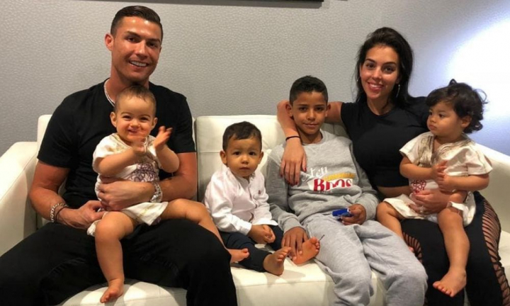 Atat de emotionant! Ronaldo a publicat o poza cu fiica sa nou-nascuta si intreaga familie dupa moartea unuia dintre gemeni: „Suntem recunoscatori pentru viata fetei noastre” - FOTO Atat de emotionant! Ronaldo a publicat o poza cu fiica sa nou-nascuta si intreaga familie dupa moartea unuia dintre gemeni: „Suntem recunoscatori pentru viata fetei noastre” - FOTO