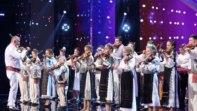 Ansamblul „Maria Lataretu” Junior, spectacol de viori pe scena Romanilor au Talent Ansamblul „Maria Lataretu” Junior, spectacol de viori pe scena Romanilor au Talent