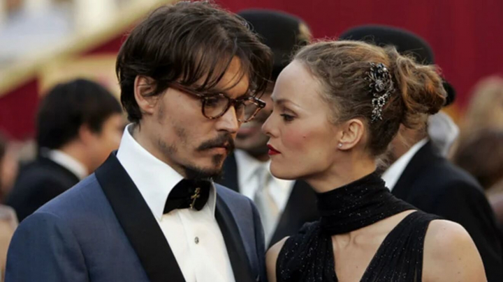 Johnny Depp, insulte la adresa Vanessei Paradis. De ce a numit-o «jigodie»
Johnny Depp, insulte la adresa Vanessei Paradis. De ce a numit-o «jigodie»