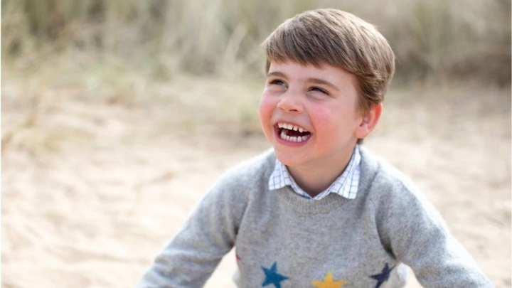 Printul Louis a implinit patru ani. Familia regala a postat fotografii superbe cu printul, la plaja - FOTO