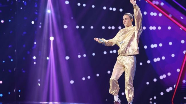 Vlad Constantin l-a invatat pe Mihai Bobonete cateva miscari de dans inedite la Romanii au Talent - VIDEO Vlad Constantin l-a invatat pe Mihai Bobonete cateva miscari de dans inedite la Romanii au Talent - VIDEO