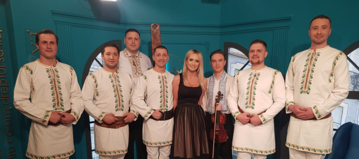 Au adus autenticitatea in platoul serilor perfecte! Vezi ce melodii de suflet au interpretat Ansamblul Codrenii si cate emotii frumoase au transmis prin intermediul lor - VIDEO