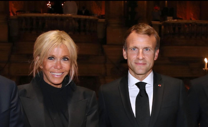 Cine este Brigitte Macron, sotia lui Emmanuel Macron. Prima doamna a Frantei, de mana cu partenerul sau, la plaja - FOTO
Cine este Brigitte Macron, sotia lui Emmanuel Macron. Prima doamna a Frantei, de mana cu partenerul sau, la plaja - FOTO