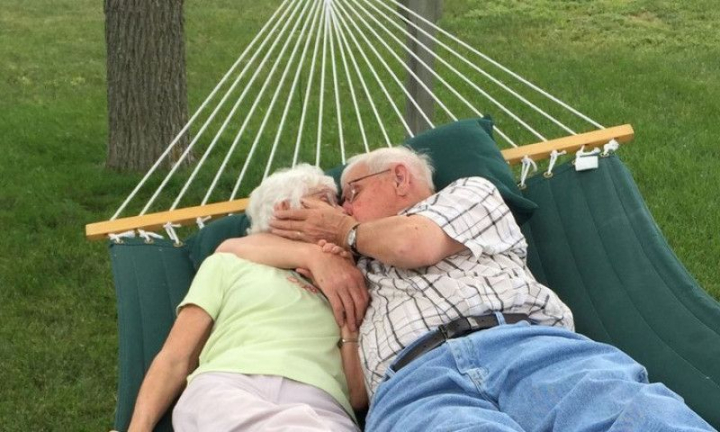 Doi bunici simpatici foc au sarbatorit 70 de ani de casnicie intr-un mod inedit. Femeia a imbracat rochia de mireasa purtata la nunta - FOTO Doi bunici simpatici foc au sarbatorit 70 de ani de casnicie intr-un mod inedit. Femeia a imbracat rochia de mireasa purtata la nunta - FOTO