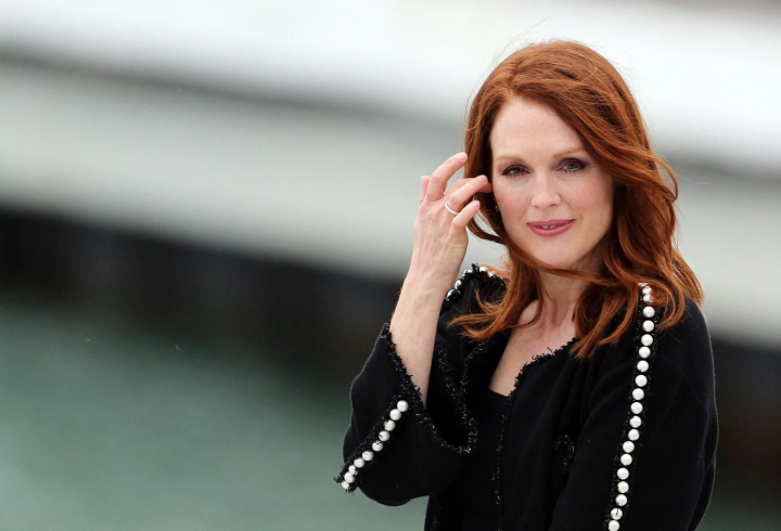Nimeni nu i-ar da 61 de ani! Julianne Moore, superba si fara machiaj, la o plimbare romantica in Venetia alaturi de sotul ei - FOTO