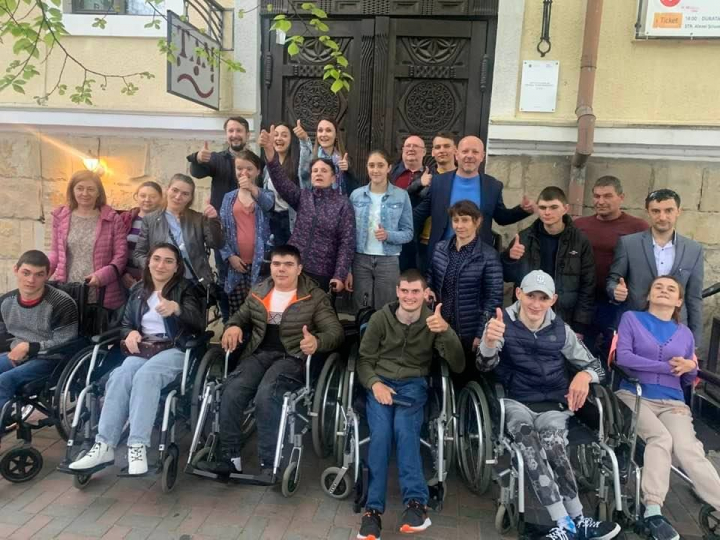 De Ziua Drapelului, copiii de la centrul Phoenix au avut parte de o surpriza inedita! Tinerii au mers la o expozitie de tablouri si au vazut pentru prima data un spectacol - VIDEO De Ziua Drapelului, copiii de la centrul Phoenix au avut parte de o surpriza inedita! Tinerii au mers la o expozitie de tablouri si au vazut pentru prima data un spectacol - VIDEO