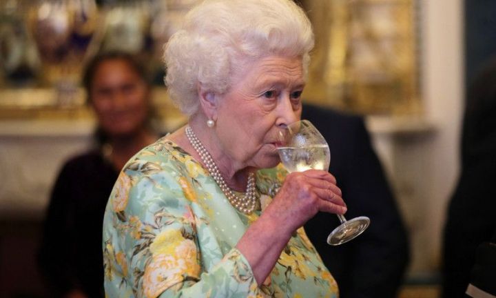 Ce consuma Regina Elisabeta in fiecare dimineata inainte de micul dejun. Obiceiul ei nu este deloc ieftin