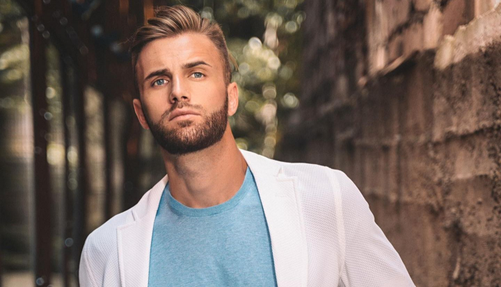 Stiai ca la sacoul unui barbat trebuie sa fie inchis un singur nasture? Constantin Morari iti explica ce culoare trebuie sa aiba primul tau costum, dar si care sunt cele mai importante accesorii barbatesti - VIDEO Stiai ca la sacoul unui barbat trebuie sa fie inchis un singur nasture? Constantin Morari iti explica ce culoare trebuie sa aiba primul tau costum, dar si care sunt cele mai importante accesorii barbatesti - VIDEO