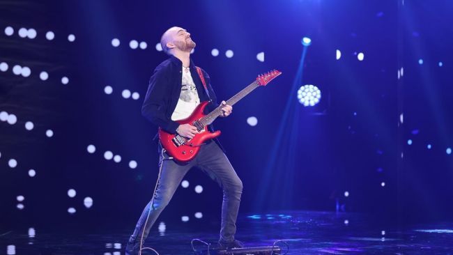 Adrian Red, farmacistul care a facut spectacol cu chitara sa pe scena talentelor: „Medicament pentru suflet!” - VIDEO Adrian Red, farmacistul care a facut spectacol cu chitara sa pe scena talentelor: „Medicament pentru suflet!” - VIDEO