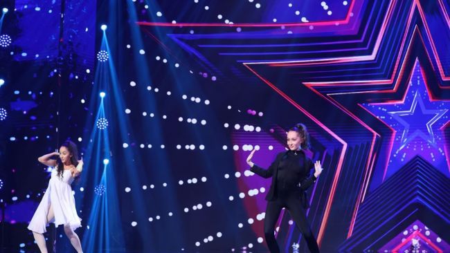 Roxana Gurau si Clara Copot i-au incantat pe juratii de la Romanii au Talent cu un moment de dans contemporan - VIDEO