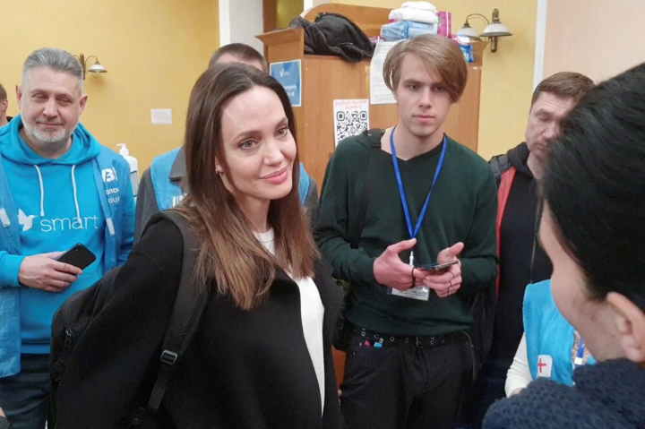 Angelina Jolie a povestit cu emotii despre vizita sa la Lviv: „Sunt mandra de rezistenta si curajul poporului ucrainean” Angelina Jolie a povestit cu emotii despre vizita sa la Lviv: „Sunt mandra de rezistenta si curajul poporului ucrainean”