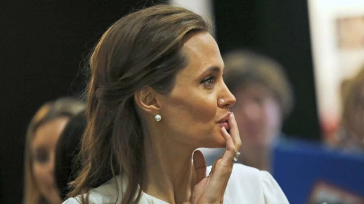 Aflata in Ucraina, Angelina Jolie a fost fortata sa caute adapost din cauza unei amenintari a armatei rusesti - VIDEO
Aflata in Ucraina, Angelina Jolie a fost fortata sa caute adapost din cauza unei amenintari a armatei rusesti - VIDEO