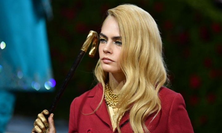 Momentul in care modelul Cara Delevingne renunta la sacou pe covorul rosu de la Met Gala 2022. Imaginile sunt virale - FOTO/VIDEO
Momentul in care modelul Cara Delevingne renunta la sacou pe covorul rosu de la Met Gala 2022. Imaginile sunt virale - FOTO/VIDEO