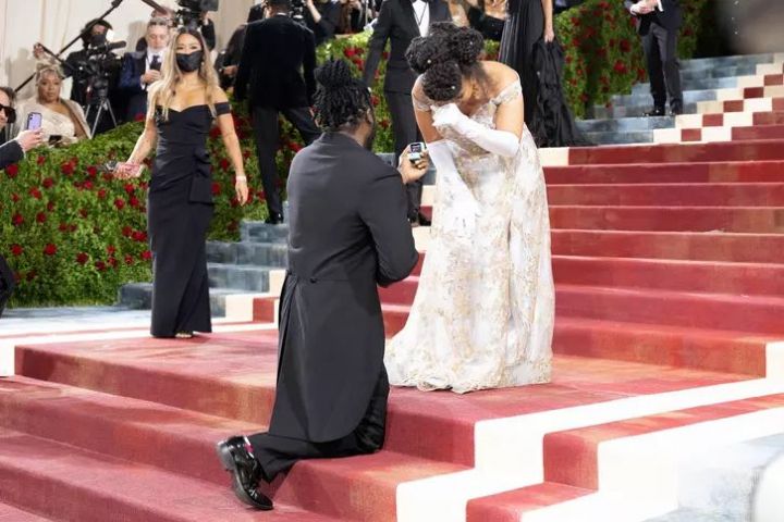 Cerere in casatorie pe treptele de la Met Gala 2022! Ce vedeta a spus marele „DA!” - FOTO/VIDEO
