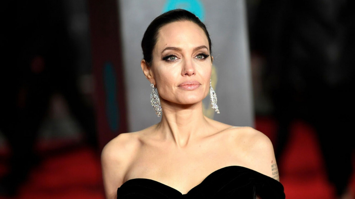 Angelina Jolie a comentat pentru prima data vizita sa in Ucraina pe Instagram! Vedeta a publicat o fotografie cu un fragment dintr-o bomba - FOTO Angelina Jolie a comentat pentru prima data vizita sa in Ucraina pe Instagram! Vedeta a publicat o fotografie cu un fragment dintr-o bomba - FOTO