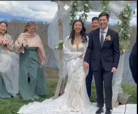 Ce au facut doi tineri in ziua nuntii, dupa ce nu s-au putut decide in privinta numelui de familie Ce au facut doi tineri in ziua nuntii, dupa ce nu s-au putut decide in privinta numelui de familie