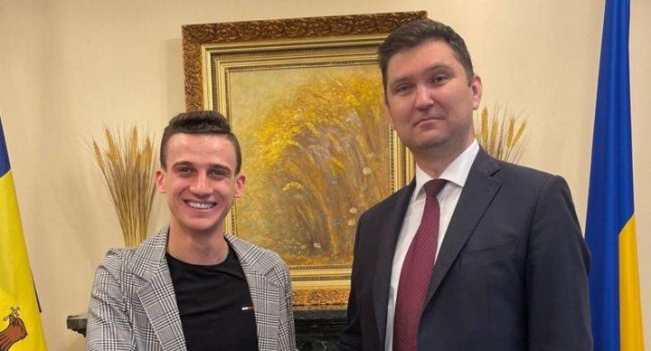 Emotii si trairi intense pentru Gabriel Nebunu! Afla motivul pentru care artistul s-a intalnit cu Ambasadorul Ucrainei la Chisinau: „Ce pot sa va zic, oleaca de jale...” - FOTO/VIDEO Emotii si trairi intense pentru Gabriel Nebunu! Afla motivul pentru care artistul s-a intalnit cu Ambasadorul Ucrainei la Chisinau: „Ce pot sa va zic, oleaca de jale...” - FOTO/VIDEO