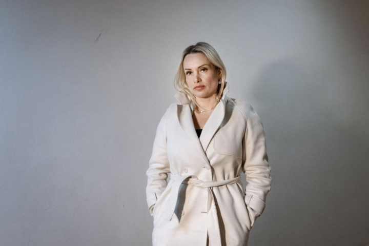 „Ei ma considera tradatoare”. Jurnalista Marina Ovsyannikova a povestit ca si-a pierdut despre oamenii dragi din cauza actiunilor impotriva razboiului: „Fiul meu m-a acuzat, iar mama nu mai vorbeste cu mine...” - FOTO „Ei ma considera tradatoare”. Jurnalista Marina Ovsyannikova a povestit ca si-a pierdut despre oamenii dragi din cauza actiunilor impotriva razboiului: „Fiul meu m-a acuzat, iar mama nu mai vorbeste cu mine...” - FOTO