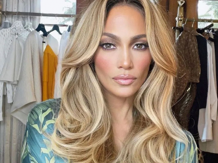Jennifer Lopez nu-si arata deloc varsta. Actrita de 52 de ani si-a surprins fanii cu fotografiile inedite postate pe Instagram - FOTO Jennifer Lopez nu-si arata deloc varsta. Actrita de 52 de ani si-a surprins fanii cu fotografiile inedite postate pe Instagram - FOTO