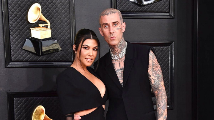 Kourtney Kardashian si Travis Barker s-au cununat. Vezi ce rochie a purtat mireasa - FOTO