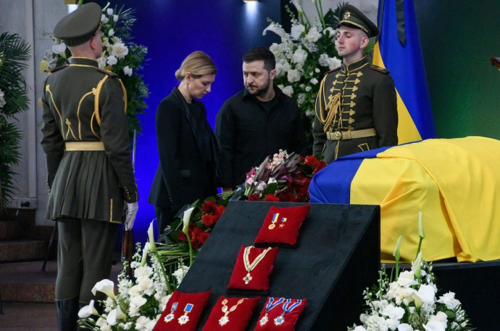Zelenski si sotia sa, Olena, prima aparitie publica de la inceputul razboiului, la funeraliile fostului presedinte al Ucrainei - FOTO
Zelenski si sotia sa, Olena, prima aparitie publica de la inceputul razboiului, la funeraliile fostului presedinte al Ucrainei - FOTO