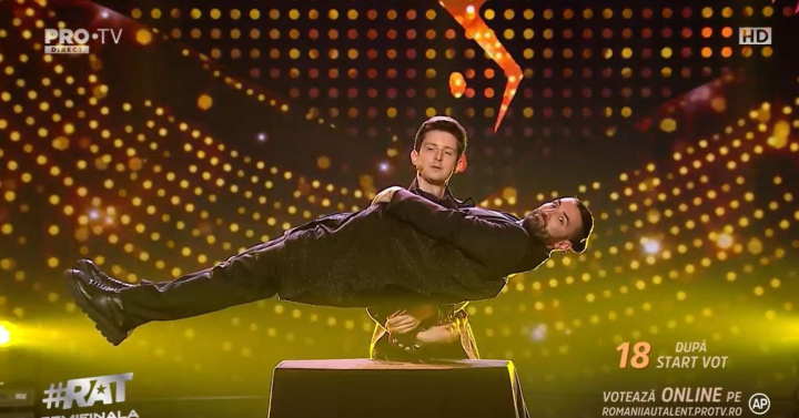 Moldoveanul Mihail Kovali - numar fascinant de magie la Romanii au Talent! Vezi ce i-a facut lui Smiley pe scena talentelor - VIDEO Moldoveanul Mihail Kovali - numar fascinant de magie la Romanii au Talent! Vezi ce i-a facut lui Smiley pe scena talentelor - VIDEO