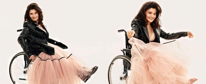 Chiar daca este intr-un scaun cu rotile, acest lucru nu ii limiteaza visele! Afla cine este Felicia Bulimaga, o tanara pasionata de arta fotografica: „Prin fotografii eu vreau sa arat ca viata este frumoasa” - VIDEO Chiar daca este intr-un scaun cu rotile, acest lucru nu ii limiteaza visele! Afla cine este Felicia Bulimaga, o tanara pasionata de arta fotografica: „Prin fotografii eu vreau sa arat ca viata este frumoasa” - VIDEO