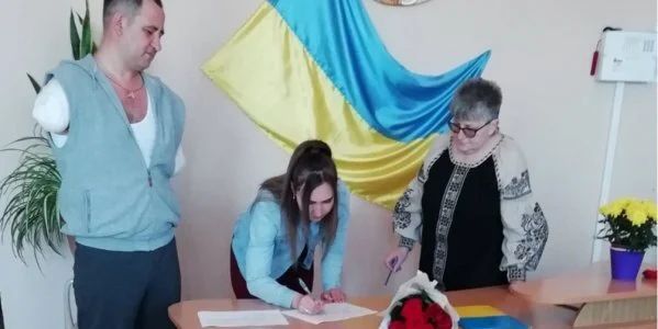 Si-au organizat nunta intr-un spital! Un soldat ucrainean, care si-a pierdut ambele maini in razboi, s-a casatorit in regiunea Lviv Si-au organizat nunta intr-un spital! Un soldat ucrainean, care si-a pierdut ambele maini in razboi, s-a casatorit in regiunea Lviv