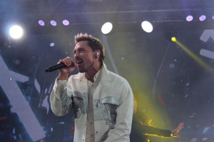 Istoria se repeta! Dima Bilan a aparut din nou in stare de ebrietate in fata publicului si a purtat un monolog ciudat, ulterior a urmat un scandal - FOTO Istoria se repeta! Dima Bilan a aparut din nou in stare de ebrietate in fata publicului si a purtat un monolog ciudat, ulterior a urmat un scandal - FOTO