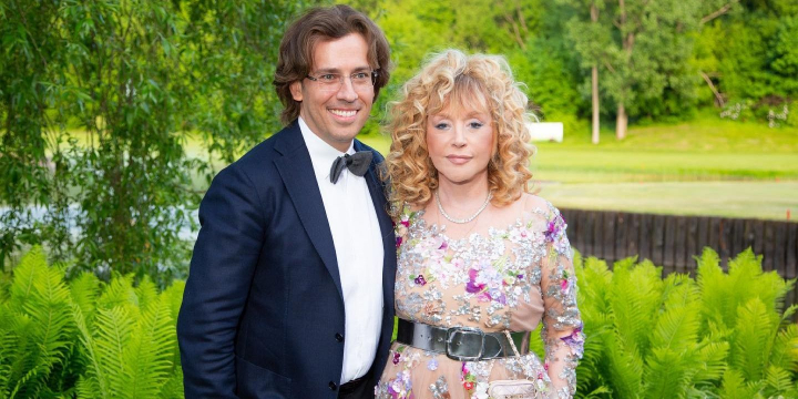Alla Pugacheva a promis ca se va intoarce in Rusia pana la 1 septembrie, iar Galkin se pare ca sustine aceasta idee Alla Pugacheva a promis ca se va intoarce in Rusia pana la 1 septembrie, iar Galkin se pare ca sustine aceasta idee