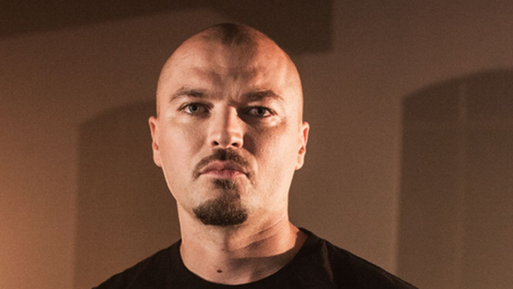 Puya, acuzat ca a urcat pe scena in stare de ebrietate! Cum a cantat artistul in fata publicului - VIDEO Puya, acuzat ca a urcat pe scena in stare de ebrietate! Cum a cantat artistul in fata publicului - VIDEO