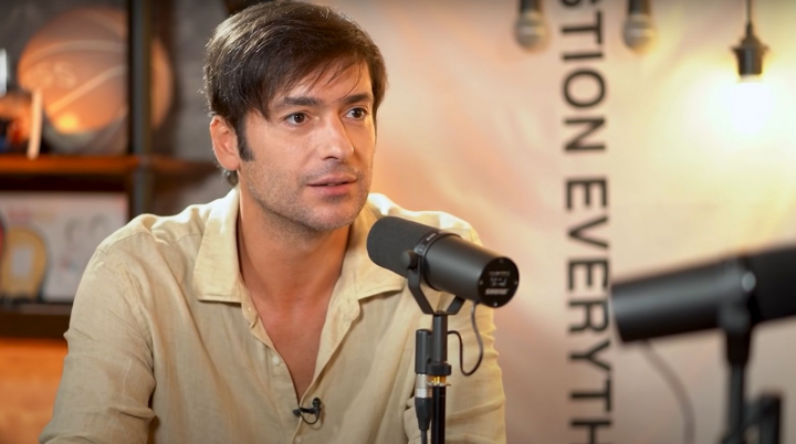 Care a fost primul loc de munca pe care Radu Valcan l-a avut. Isi castiga cu greu banii Care a fost primul loc de munca pe care Radu Valcan l-a avut. Isi castiga cu greu banii